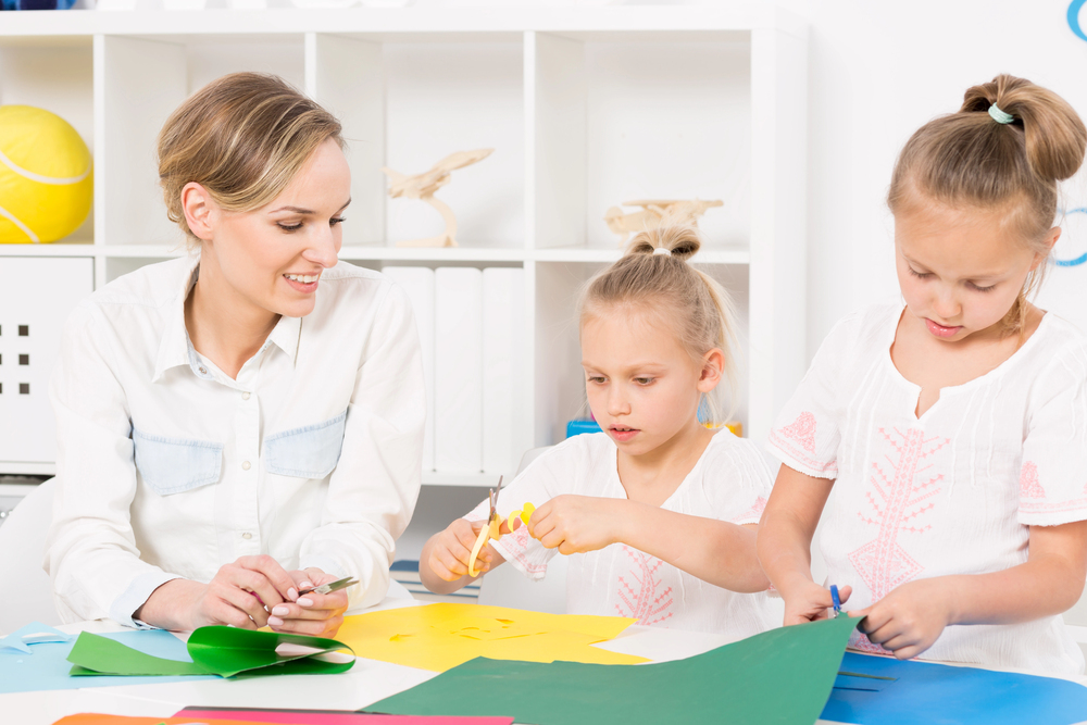 copii-cu-hartie-colorata - Office Direct