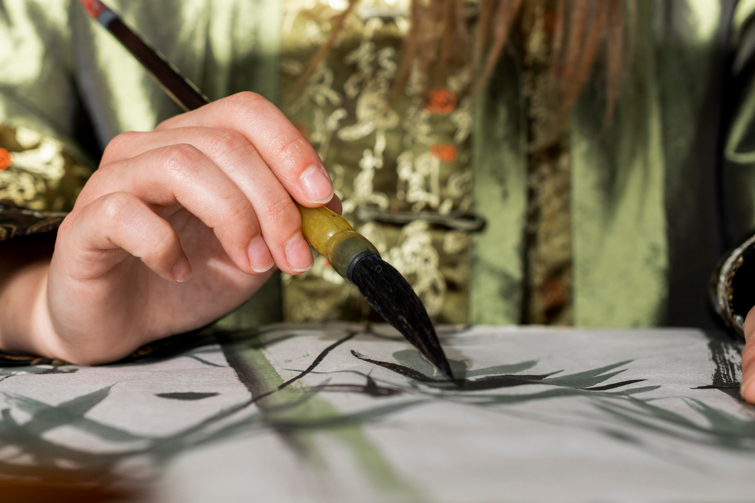 Femeie care deseneaza natura moarta - Office Direct